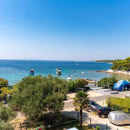 Apartman Petra S Pogledom Na More Банёл Экстерьер фото