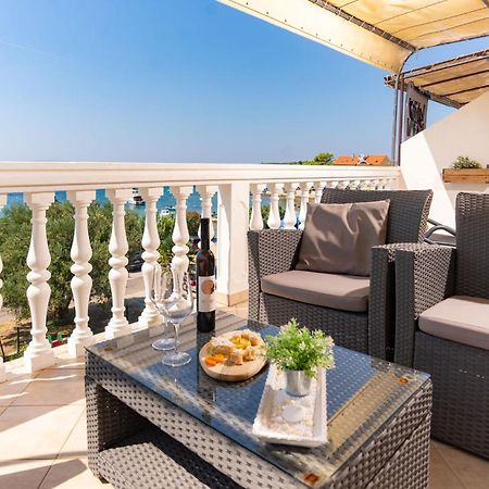 Apartman Petra S Pogledom Na More Банёл Экстерьер фото