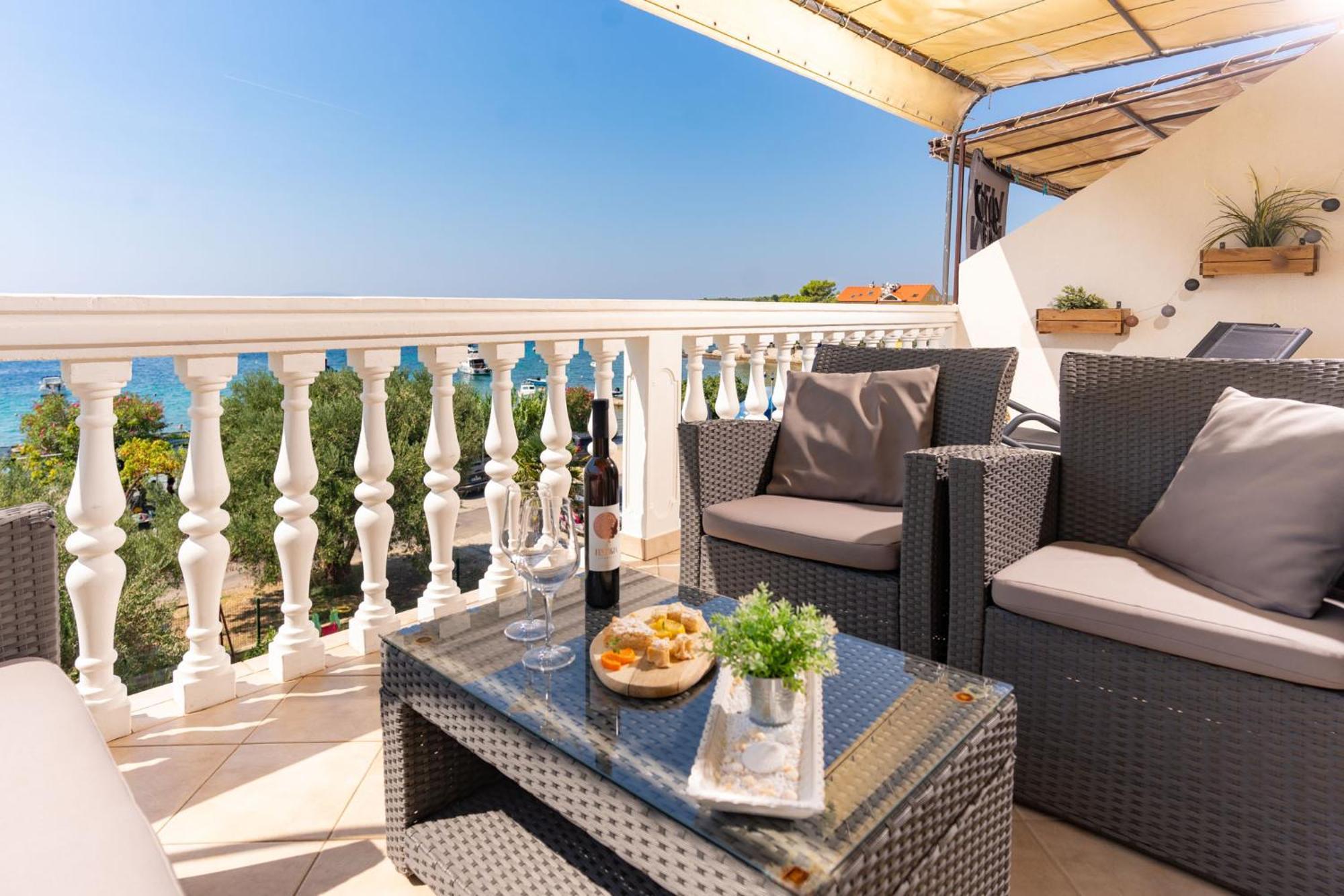 Apartman Petra S Pogledom Na More Банёл Экстерьер фото