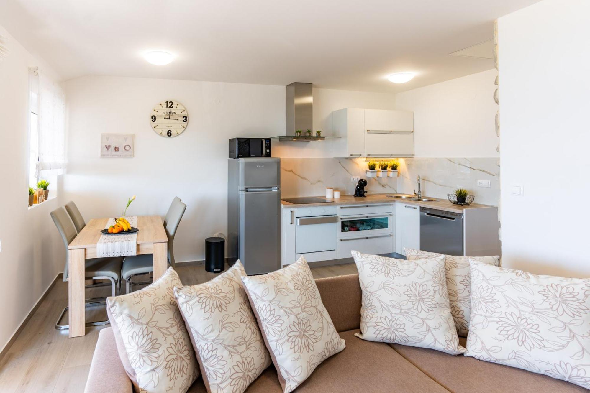 Apartman Petra S Pogledom Na More Банёл Экстерьер фото